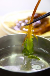 早採りわかめは、お湯に通すと鮮やかな緑色に変わります。しゃぶしゃぶ風にお召し上がりください。